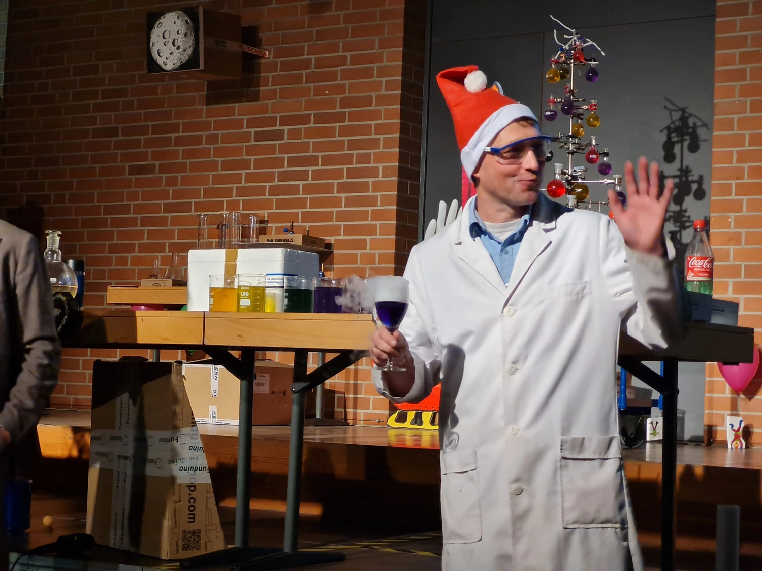 SFZ für Energie und Umwelt Pankow e.V. - Schülerforschungszentrum Pankow - Aufnahme von einer Bühne auf der Schüler und Schülerinnen des RHG etwas aufführen