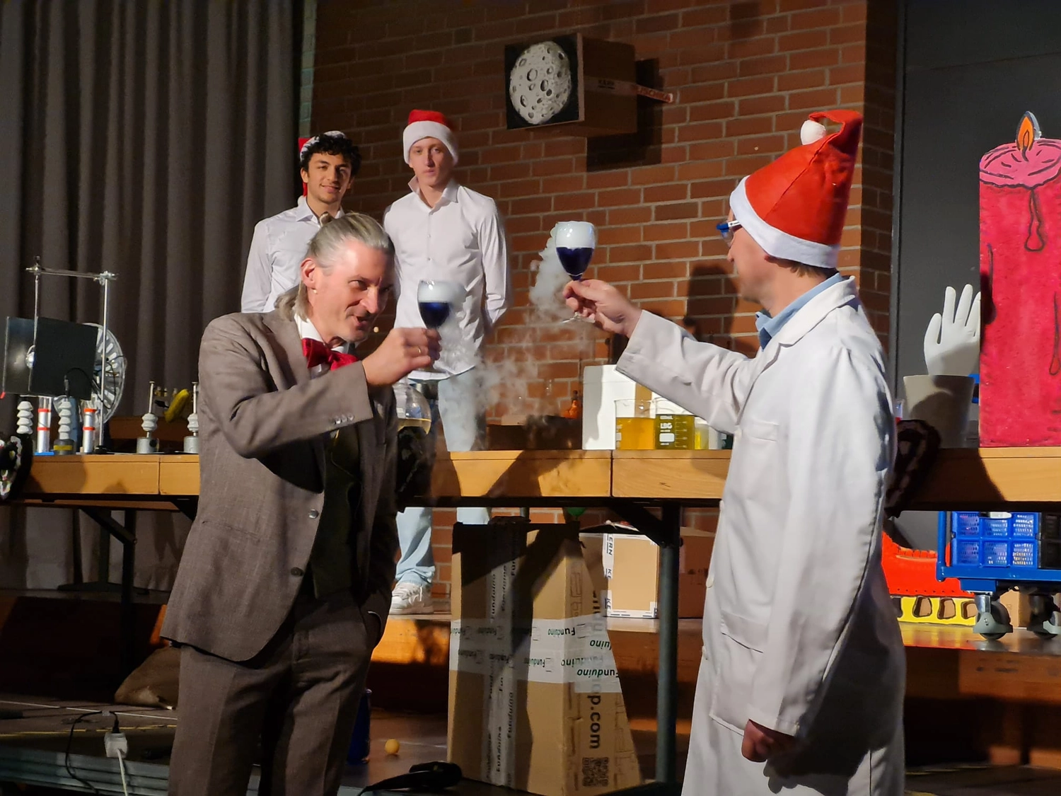 SFZ für Energie und Umwelt Pankow e.V. - Schülerforschungszentrum Pankow - Aufnahme von einer Bühne auf der Schüler und Schülerinnen des RHG etwas aufführen