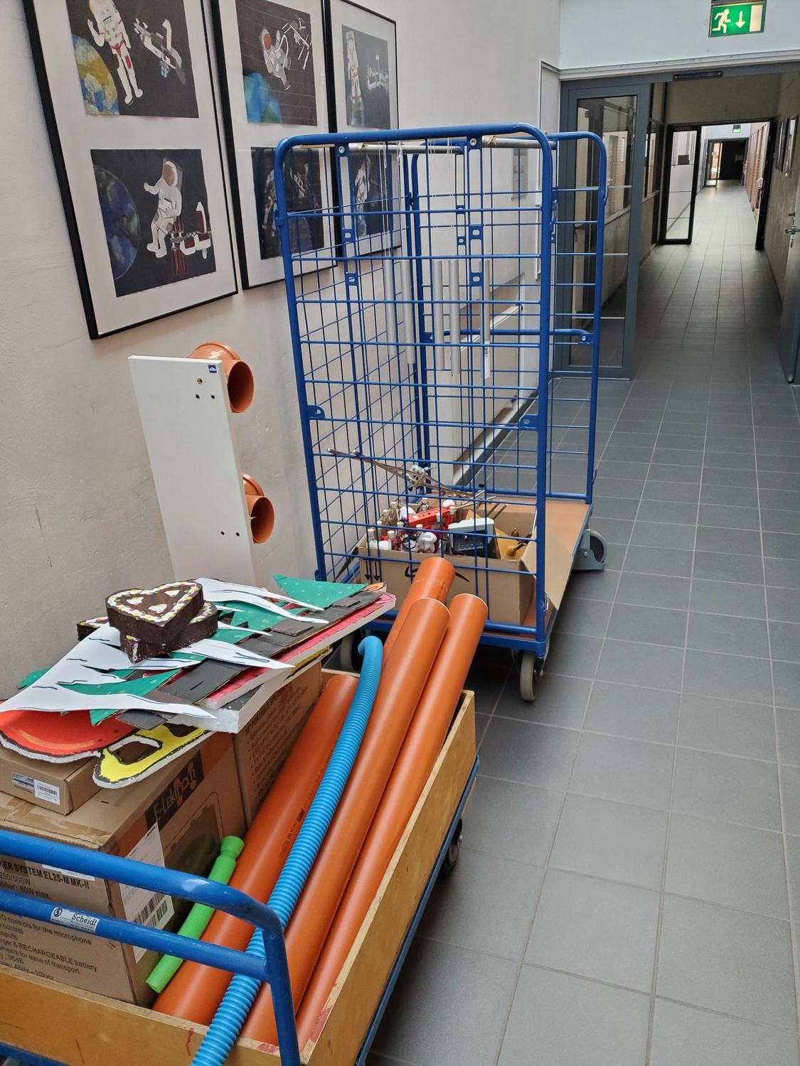 SFZ für Energie und Umwelt Pankow e.V. - Schülerforschungszentrum Pankow - Aufnahme von einer Bühne auf der Schüler und Schülerinnen des RHG etwas aufführen