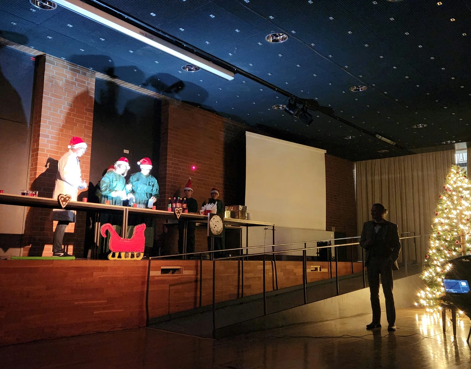 SFZ für Energie und Umwelt Pankow e.V. - Schülerforschungszentrum Pankow - Aufnahme von einer Bühne auf der Schüler und Schülerinnen des RHG etwas aufführen