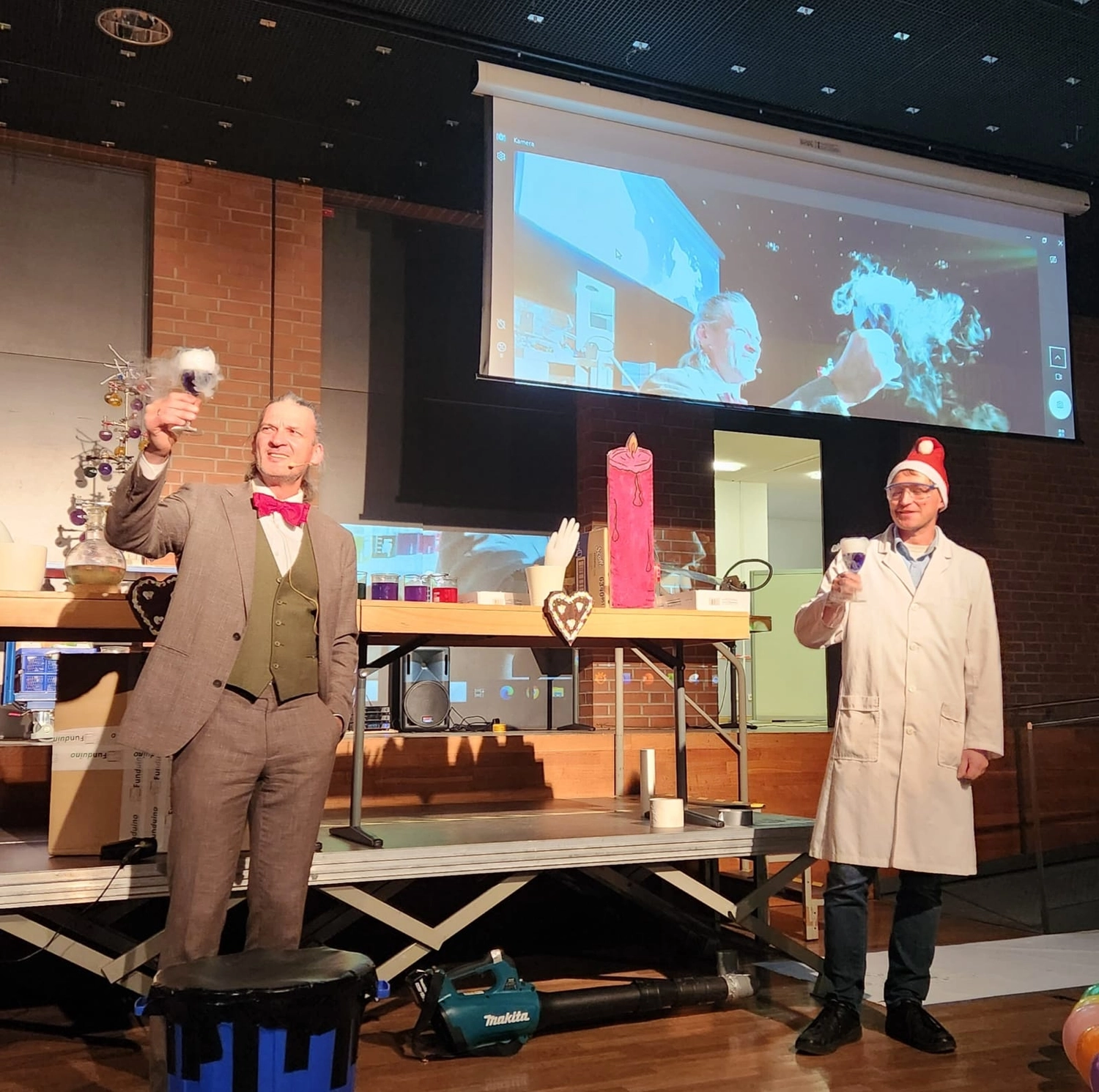 SFZ für Energie und Umwelt Pankow e.V. - Schülerforschungszentrum Pankow - Aufnahme von einer Bühne auf der Schüler und Schülerinnen des RHG etwas aufführen